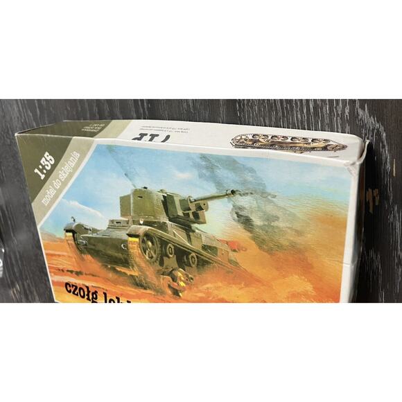 Czołg Lekki 7TP Light Tank 1:35 Scale Model Kit, New Open Box - Picture 11 of 16